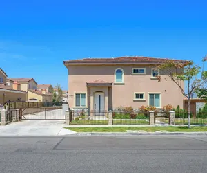 Photo 2 - Modern Spacious Home Bright, Family Group Friendly