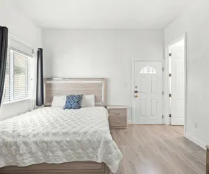 Photo 4 - Relaxing Private Getaway With Bright Interiors