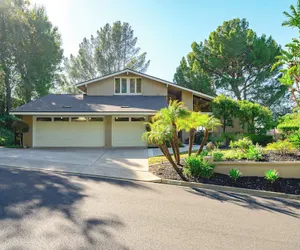 Photo 2 - Spacious Retreat With Scenic Mountain Views