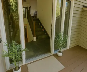 Photo 2 - Beautiful House with Yard in Bellevue