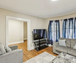 Photo 2 - Cozy Upper Flat Minutes From Niagara Falls 3 Bedroom Apts