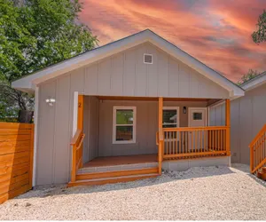 Photo 2 - Your Amazing 3BR 2BA Downtown Delight