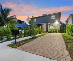 Photo 2 - Luxurious 4BR Miami Home With Large Patio & Outdoor Space!