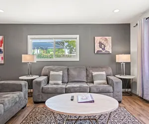 Photo 2 - Spacious Family Friendly House in Central Location