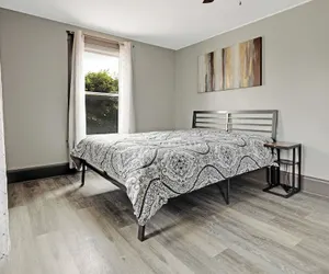 Photo 2 - Comfortable 6Br 2Bath In The Heart Of Niagara Falls