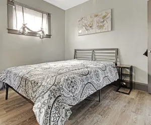 Photo 3 - Comfortable 6Br 2Bath In The Heart Of Niagara Falls