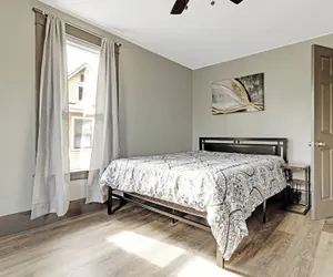 Photo 4 - Comfortable 6Br 2Bath In The Heart Of Niagara Falls