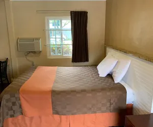 Photo 4 - Sunlight Motel