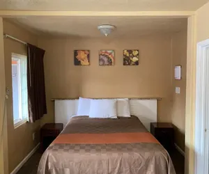 Photo 5 - Sunlight Motel