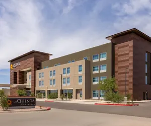 Photo 2 - La Quinta Inn & Suites by Wyndham Phoenix West / Glendale