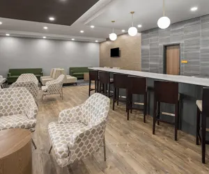 Photo 4 - La Quinta Inn & Suites by Wyndham Phoenix West / Glendale