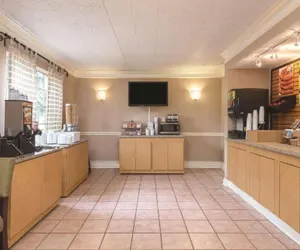 Photo 2 - Causeway Inn - Metairie