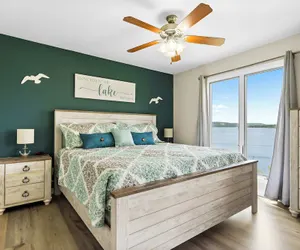 Photo 4 - Sunset View at Anchors Point Lakefront Stay for 8 w/ Private Balcony