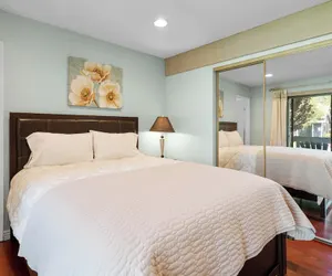 Photo 4 - Lakeview Condo
