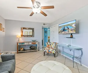Photo 4 - 2BR Condo w Pool Beach Access and Walk to Hangout