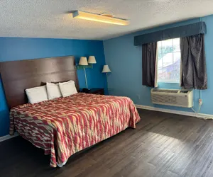 Photo 3 - Holiday Motel by Belvilla Cleveland, TN