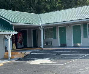 Photo 3 - Holiday Motel by Belvilla Cleveland, TN