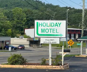 Photo 2 - Holiday Motel by Belvilla Cleveland, TN