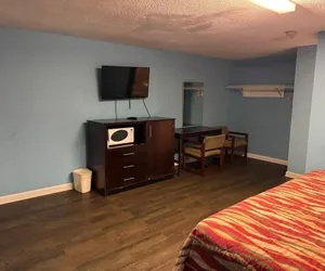 Photo 5 - Holiday Motel by Belvilla Cleveland, TN