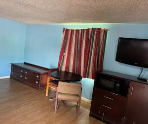 Photo 4 - Holiday Motel by Belvilla Cleveland, TN