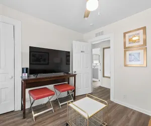 Photo 3 - Detroit Getaway: 2-bedroom Apartment for 7 & Wifi