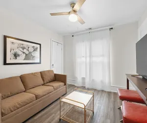 Photo 2 - Detroit Getaway: 2-bedroom Apartment for 7 & Wifi