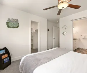 Photo 3 - Elegant Mountain Haven - King Bed & Fireplaces