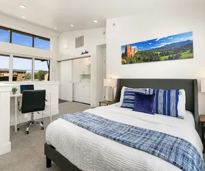 Photo 4 - Elegant Mountain Haven - King Bed & Fireplaces