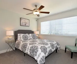 Photo 5 - Elegant Mountain Haven - King Bed & Fireplaces