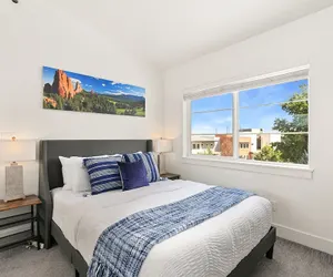 Photo 5 - Elegant Mountain Haven - King Bed & Fireplaces
