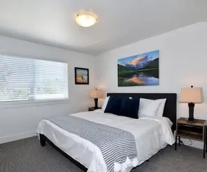 Photo 4 - Elegant Mountain Haven - King Bed & Fireplaces