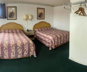 Photo 4 - Sundown Inn