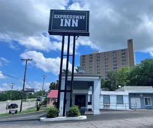 Photo 2 - expressway inn
