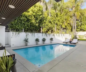 Photo 2 - Luxury Hollywood Hills Home With Pool, Outdoor Dining & Iconic Views Skyline Chalet