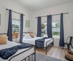 Photo 3 - Generous 4br/3ba Charmer Near Glorius Downtown!