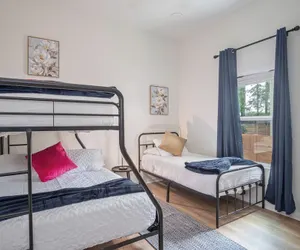 Photo 5 - Generous 4br/3ba Charmer Near Glorius Downtown!