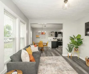 Photo 2 - Modern Cincy Home - For 6