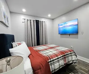 Photo 3 - Cozy Home near City Center with Hot tub