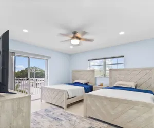 Photo 3 - Las Olas & Beachside getaway with pool