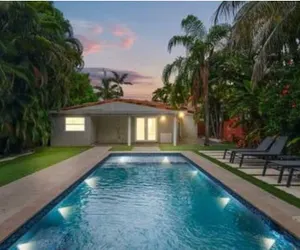 Photo 2 - Villa Miami Poolside Paradise