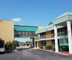 Photo 2 - Executive Inn - Lawton