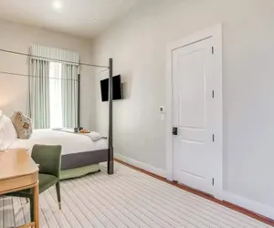 Photo 5 - Nutt House Hotel
