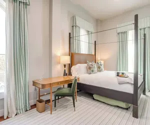 Photo 2 - Nutt House Hotel