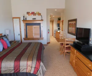 Photo 5 - Longhollow Point Inn Studio 1321