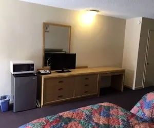 Photo 2 - Colonade Motel