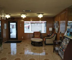 Photo 4 - Parkway Inn