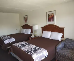 Photo 5 - Parkway Inn