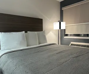 Photo 5 - Parkway Inn