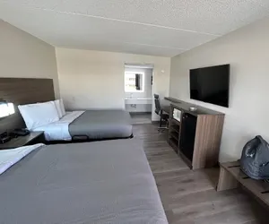 Photo 4 - Parkway Inn