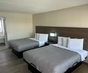 Photo 3 - Parkway Inn